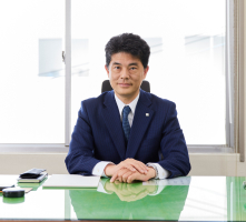 専務取締役　足立 正伸