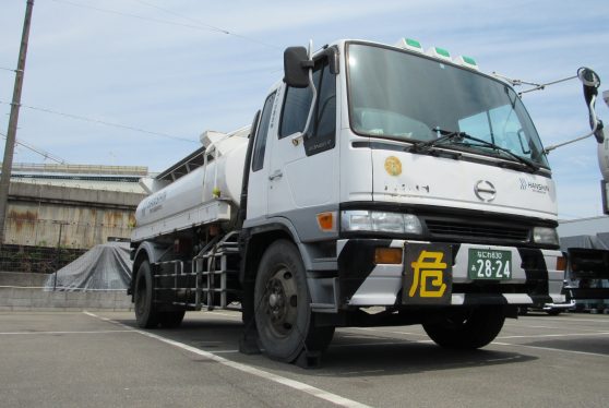 【未経験でも安心安定の職場】中型タンクローリードライバー